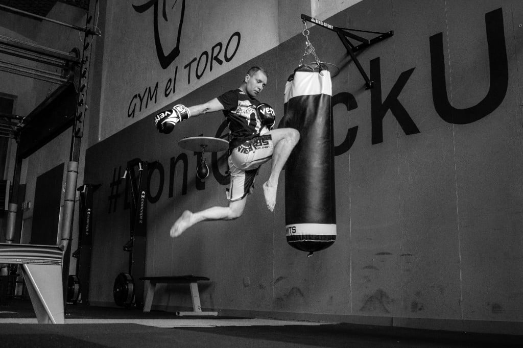 Trening K1 i kickboxing w klubie karate KARATELITE w Katowicach — kolano w skoku na worku